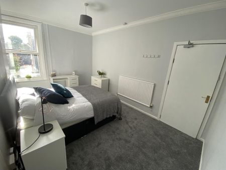 1 bedroom in a house share to rent - Photo 4