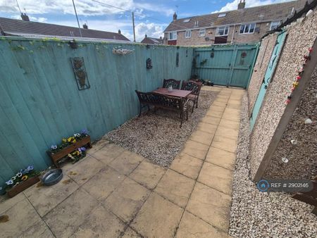 3 bedroom terraced house to rent - Photo 4