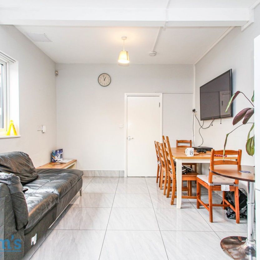 References Pending - 6 bed Semi-Detached House - Photo 1