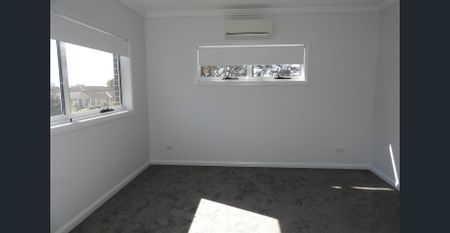 Modern 4-Bedroom Townhouse With Stunning Views - Photo 3