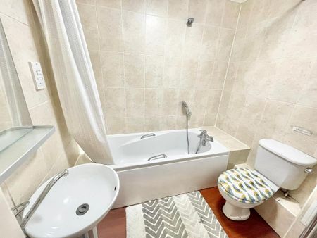 1 bedroom in a flat share to rent - Photo 2