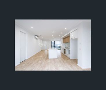 3 bedroom townhouse positioned in perfect location! - Photo 1