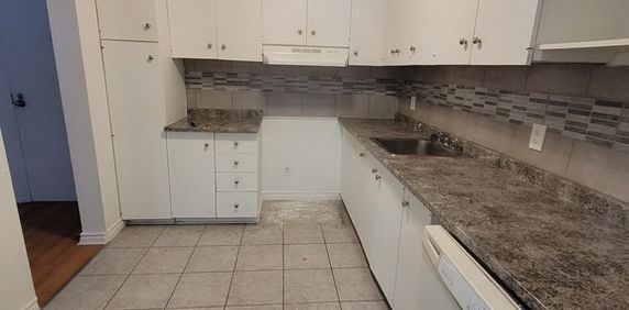 Beau 4 1/2 Situé Au Rez-de-jardin - Photo 2
