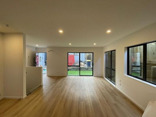 Near New 3 Bedroom + 2.5 Bathrooms + Garage - Photo 1