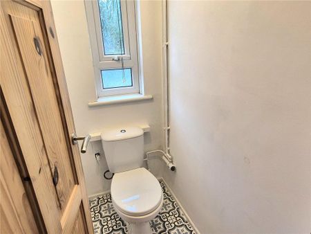 3 bedroom end of terrace house to rent - Photo 5