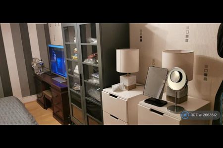 1 bedroom in a flat share to rent - Photo 3