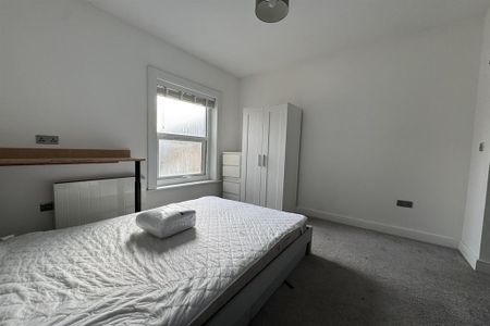 5 bedroom terraced house to rent - Photo 4