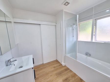 Freshly Renovated brick and tile! - Photo 2