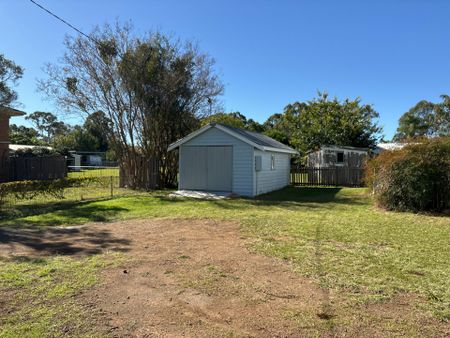 Elegant traditional 4 bedroom Queenslander on large corner block - Photo 5