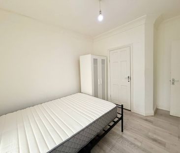 Ensuite room to let close to ilford station-£900 pcm - Photo 4