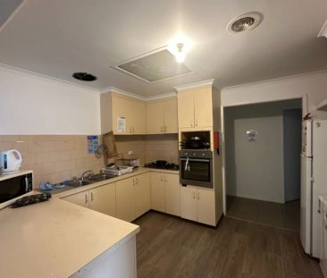 Rooming house accommodation with free wi-fi - Photo 1