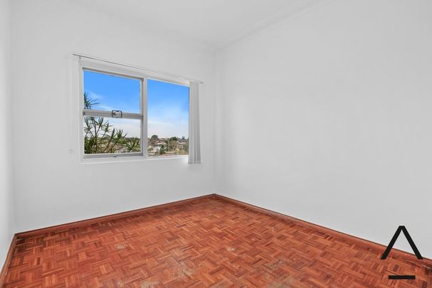 Large Multi-level Family Home in Stunning Chiswick Location with Water Views - Photo 1