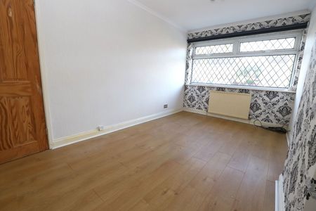 Neston Road, Walshaw, Bury, BL8 3DB - Photo 2