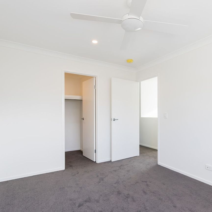 NEAR NEW LUXURY 3 BEDROOM TOWNHOUSE WITH DUCTED AIR CONDITIONING - Photo 1