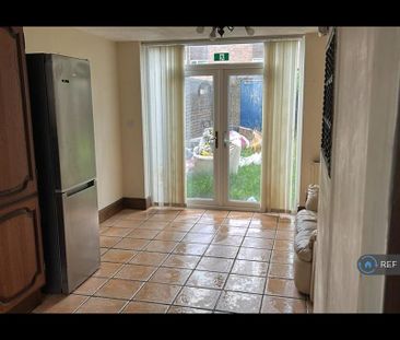 1 bedroom in a house share to rent - Photo 2