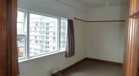 Modern 2BR Te Aro Gem with Balcony! - Photo 2