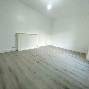 1 Bedroom Flat To Let - HP11 - Photo 2