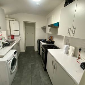 Room in a Shared House, Sweet Briar Walk, N18 - Photo 2