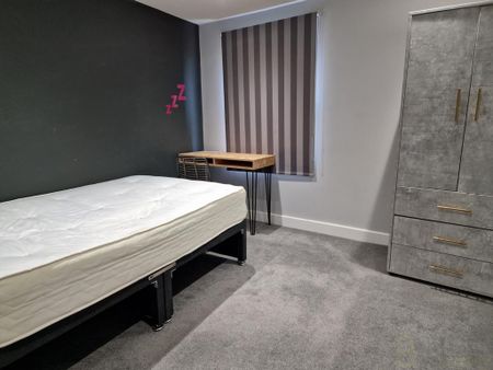 6 bedroom end of terrace house to rent - Photo 4