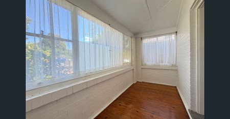 Walk to Eastwood Station – Full-Brick 4 Bedroom Home - Photo 5