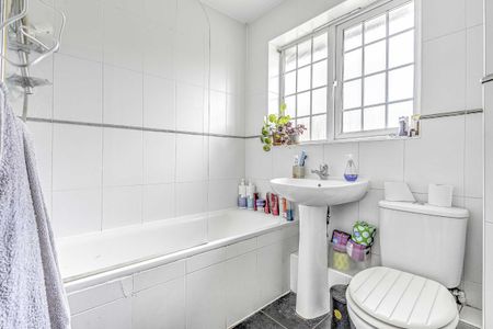 College Gardens, London, SW17, London - Photo 5