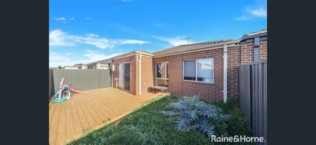 16 Ritchie Circuit, Tarneit, VIC 3029 - Photo 2