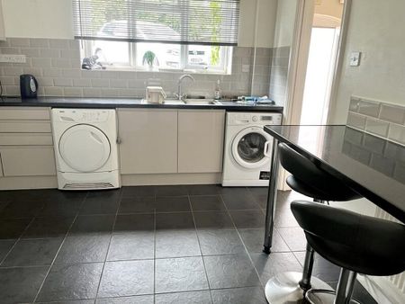 1 bedroom in a house share to rent - Photo 5