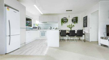 Bright & Sunny home on Cassino! - Photo 3