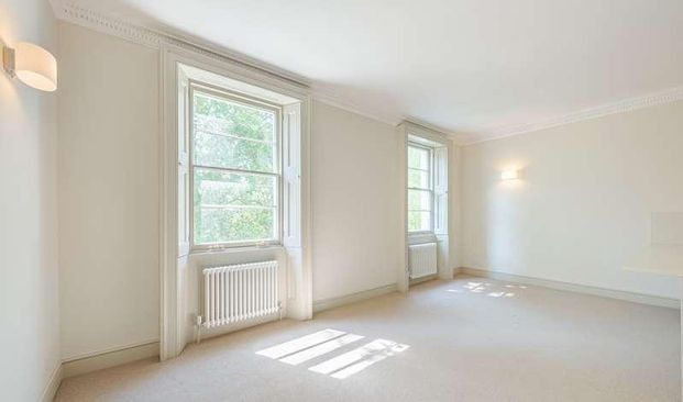 St Georges Square, London, SW1V - Photo 1