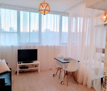 Furnished Chic Studio Apartment - Photo 2