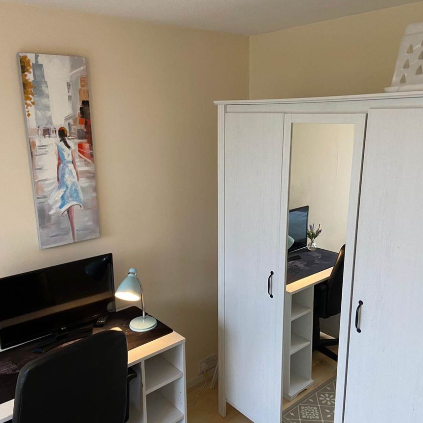 Room 2, 1 Windsor Close, GU2 7QU - Photo 1