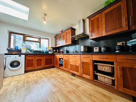 1 bedroom in a flat share to rent - Photo 4