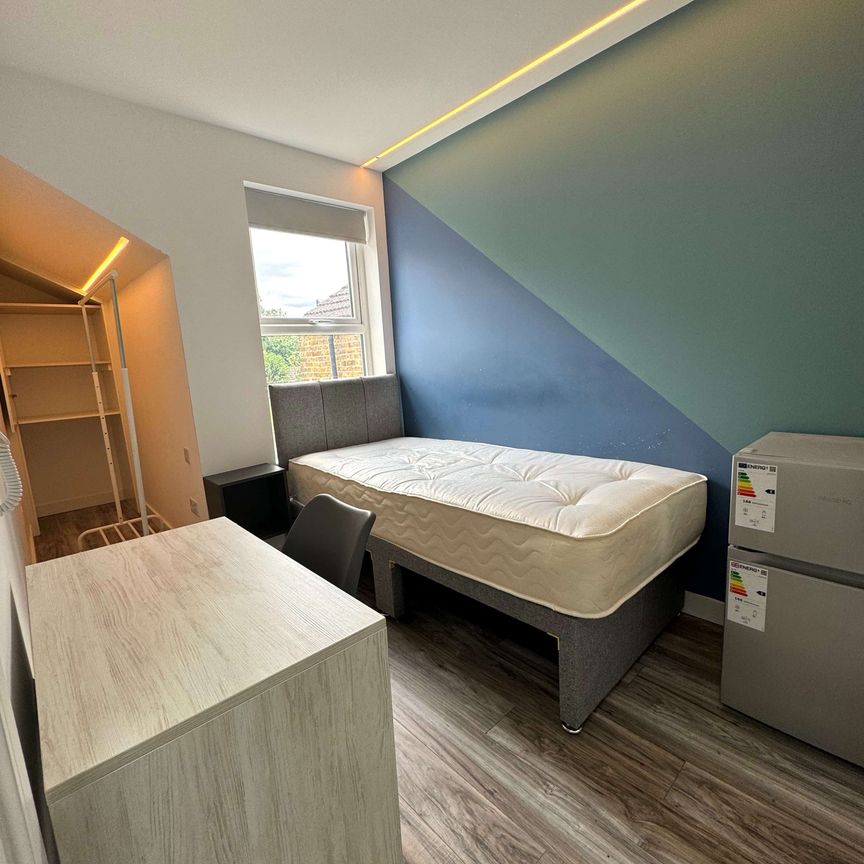 Stunning Room with Private En-Suite – Just 5 Minutes from Watford General Hospital! - Photo 1