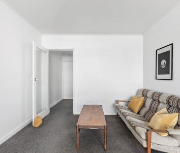 Sunny apartment near Elwood village - Photo 1