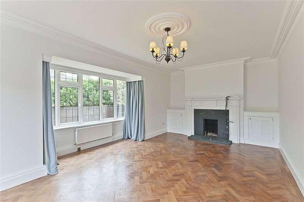 Oatlands Chase, Weybridge, Surrey, KT13 - Photo 1