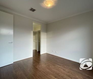 ELEGANT & LOW-MAINTENANCE TOWNHOUSE - Photo 5
