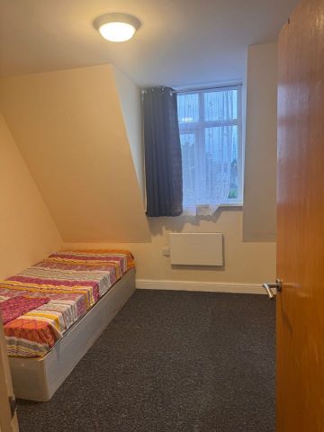2 Bed Flat, Claire House, IG1 - Photo 5