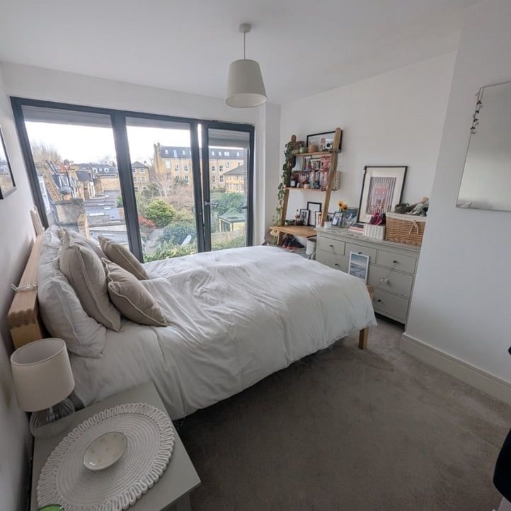 Room in a Shared Flat, East Hill, SW18 - Photo 1