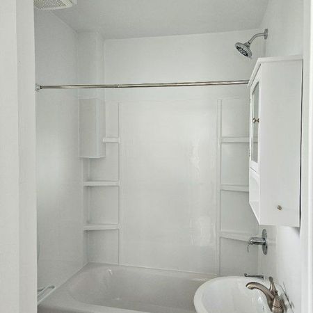 Magnifique 3½ rénové – Stationnement inclus – Disponible maintenant! - Beautifully Renovated 3½ Apartment – Parking Included – Available Now! - Photo 3