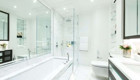 Immaculately presented apartment on third floor with balcony. - Photo 5