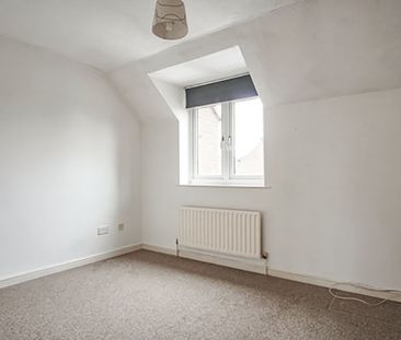 3 bedroom mid-terrace to rent Oaks Close, Westergate - Photo 5