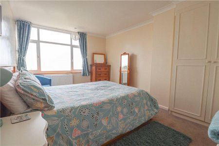 4 bedroom semi-detached house to rent - Photo 3