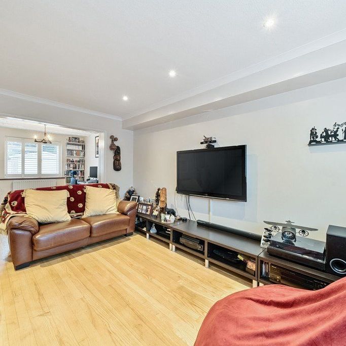 Somertrees Avenue, London, SE12 - Photo 1