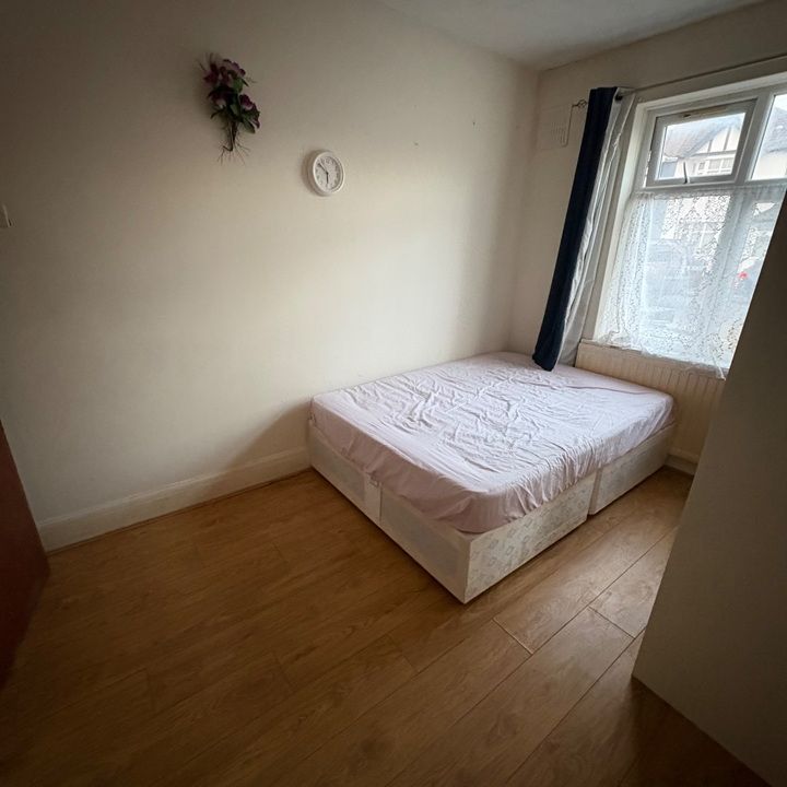 Room in a Shared Flat, Beehive Lane, IG4 - Photo 2