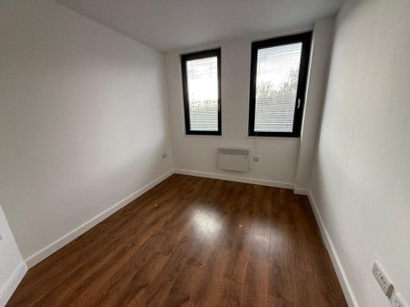 PETERBOROUGH - Photo 2