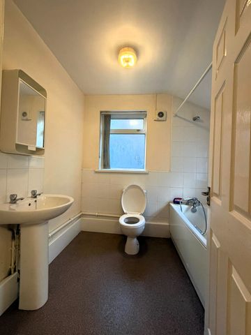 £675 PCM, Three Bedroom House with Off-Road Parking and Enclosed Garden in Part Street, Abertillery, NP13 3EE - Photo 4