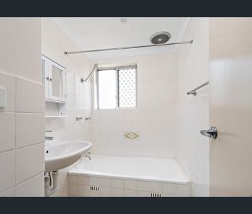 Well presented Two Bedroom Apartment! - Photo 4