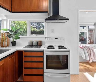 Charming Standalone 2 Bedroom Home - Photo 5