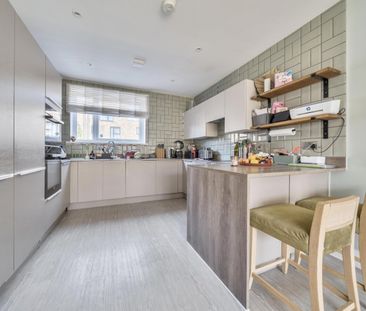 Town House to rent - Adit Road, Erith, DA8 - Photo 2