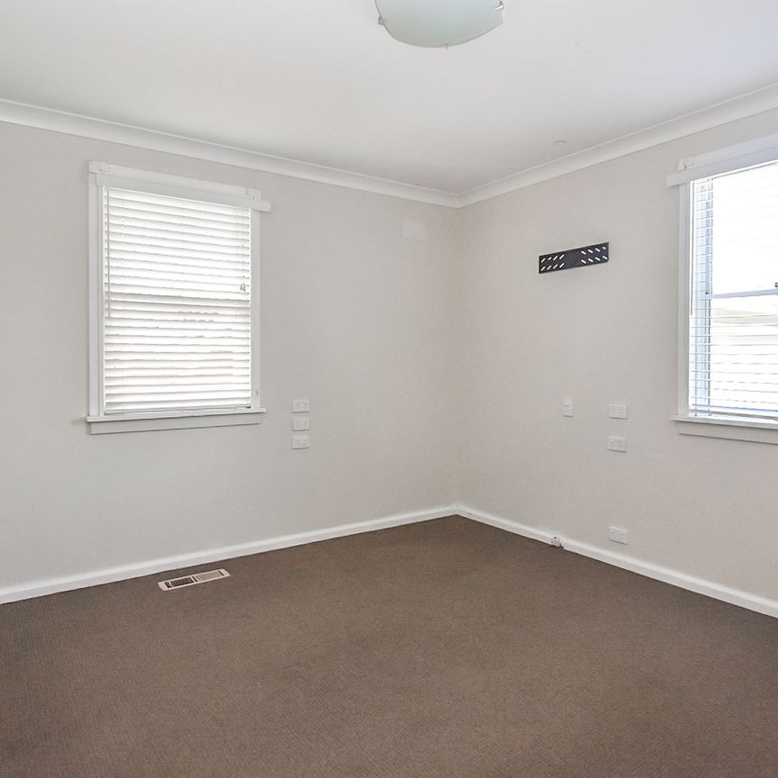 33 Lawson Crescent, Orange. - Photo 1